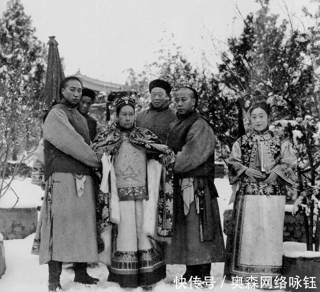 慈禧太后|老照片:慈禧太后御花园中赏雪,气场强大,网友:太后很会拍照