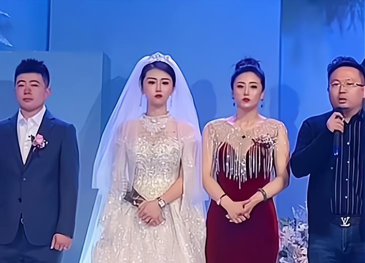 婚礼|黑龙江一婚礼新娘和妈妈站一起像姐妹花,网友:漂亮妈妈抢了风头
