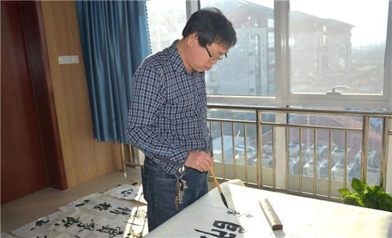  书画家们|走进书画世界 打造文化校园！安丘市第二中学举行书画名家进校园活动