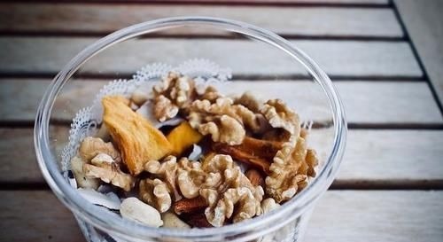 母乳喂养|坐月子哪些食物产妇要忌口,再馋嘴也要管好嘴?不然影响恢复?