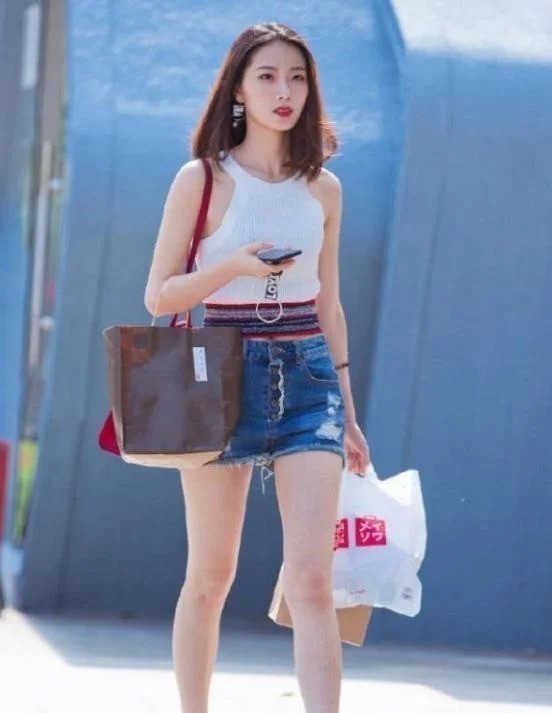 街拍美女高颜值的时尚搭配,精致的妆容,更加让人难忘