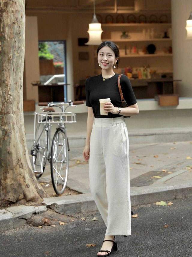 时尚博主|初秋的白裤子依然很“火”,搭配浅蓝色泡泡袖上衣,高级又洋气