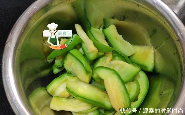 炒茄子时,直接下锅就错了,大厨教您一招,茄子香软,不油不发黑!