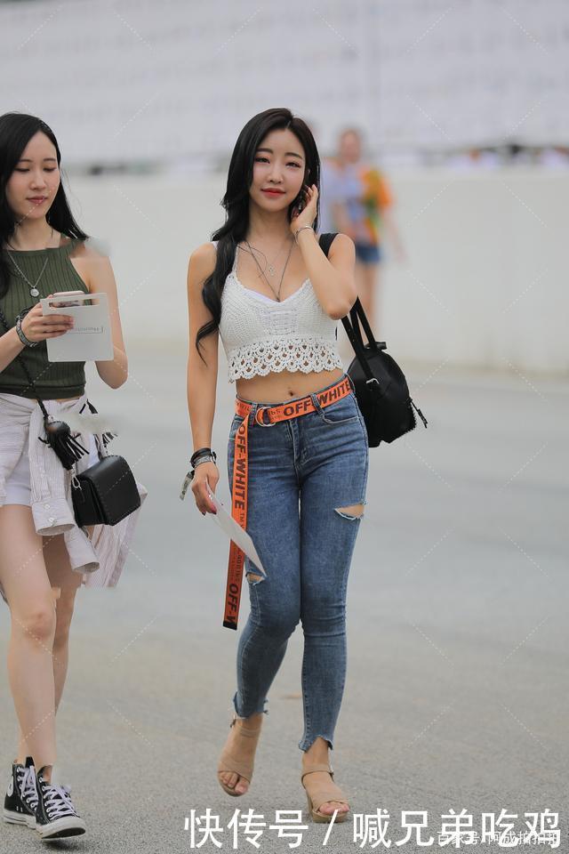 们可以选择|简单的牛仔裤也能穿出别致的时尚感,酷炫有气质