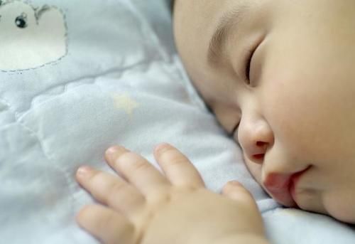 宝宝|宝宝的3种睡姿要注意，可能影响智商和颜值，中招的家长快纠正