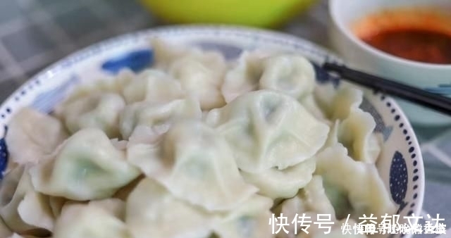 包韭菜鸡蛋饺子,别忘了加上一点“它”,饺子不出水,更香更美味