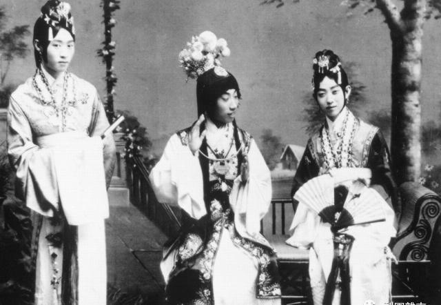 却说平剧“从前的艺人的习气断不可有,从前的艺人的操守却不可以没有”