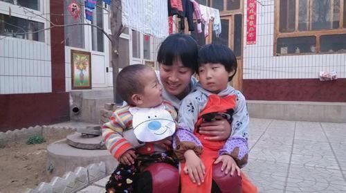 大孩子|双胞胎哥哥跑步摔倒,弟弟之后的举动,让奶奶笑得前仰后合