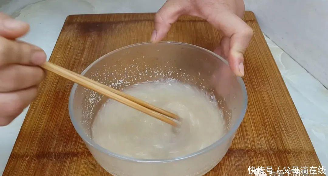 油炸小|面粉这么做才简单,锅里炸一下,既是油条又是面包,真的太香了