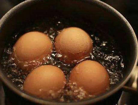 下锅|煮鸡蛋时,直接下锅煮就错了,多加这1步,鸡蛋又香又嫩还易剥皮
