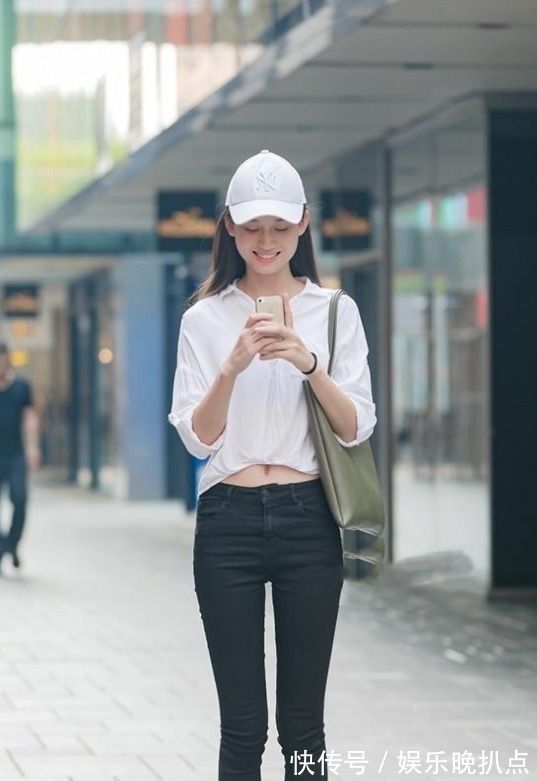 紧身裤|街拍:美女小姐姐,黑色吊带搭配紧身裤,身材高挑有型