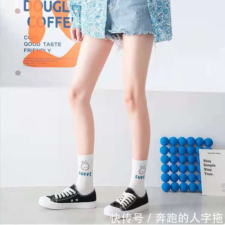 白棉袜 女生能把白棉袜穿变色吗？