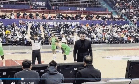 雅尼斯|杨鸣又现名场面!不满CBA裁判逗乐女球迷:看见北京男篮腿哆嗦