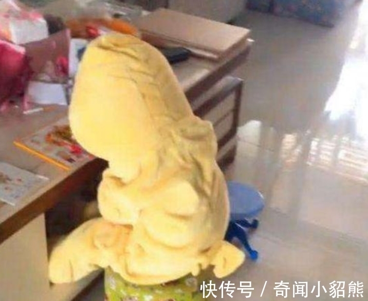 看书|妈妈发现儿子反常的坐着看书,走过去细看,接着哈哈笑不停