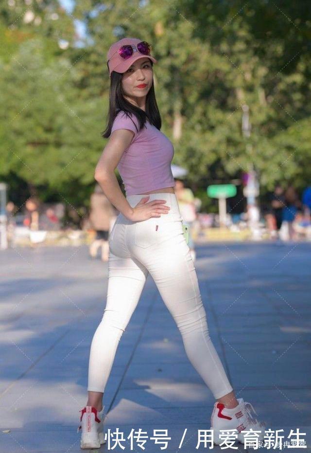 淡粉色短T搭配白色修身裤,运动感十足,青春靓丽