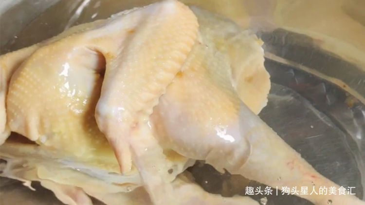 把整只鸡放到盐水中一泡,出锅皮脆肉嫩,不柴不腥,实在太厉害了
