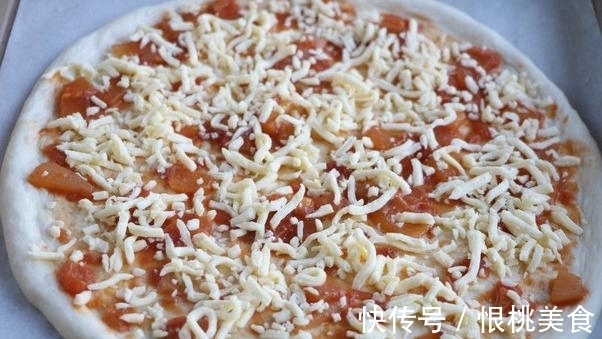 想吃披萨不会做?1把面粉多种水果,掌握技巧自制比买的好吃