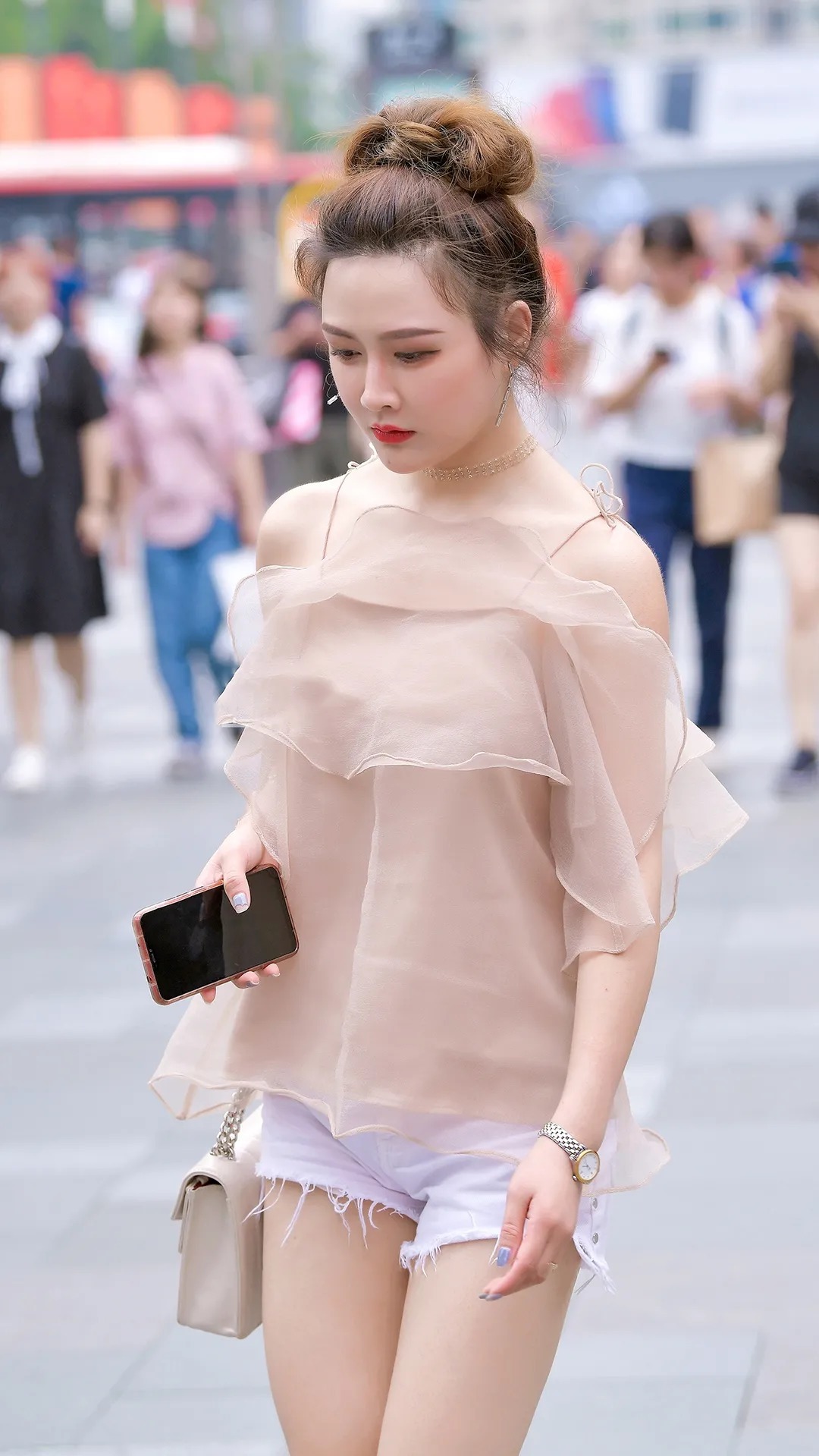 街拍: 妹子们穿上时尚的连衣裙, 是左边乖巧右边叛逆