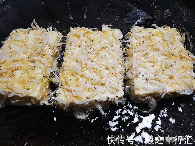 虾皮|一块豆腐，一把虾皮，就能做出饭店的招牌菜，外酥里嫩，真馋人