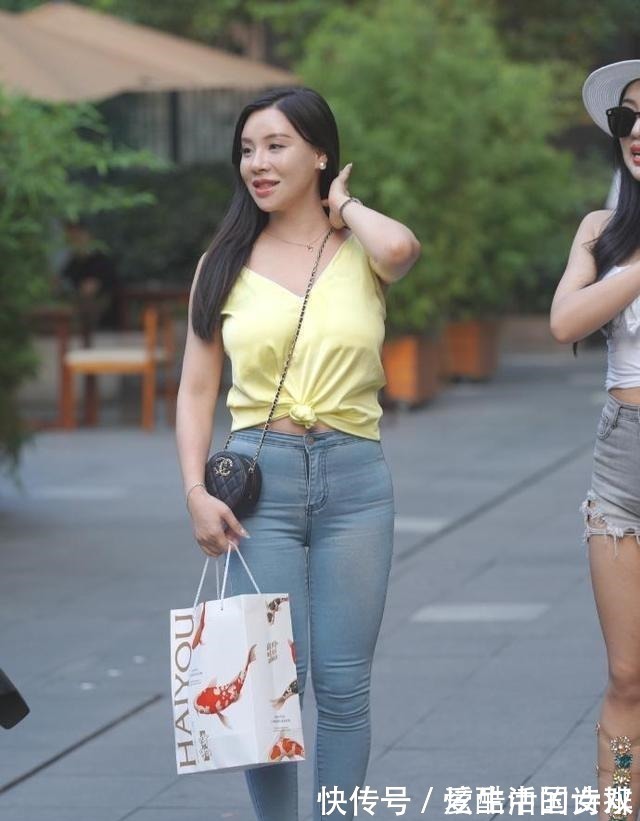 紧身裤 微胖小姐姐短款上衣搭配牛仔裤,时髦显气质!