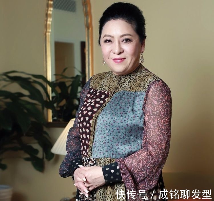 高级感|61岁向太真富态,一袭印花连衣裙透着阔太范,从容自信高级感满满