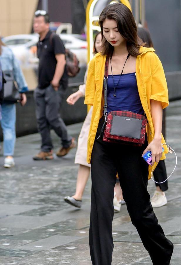 小姐姐这么瘦, 还把阔腿裤穿出“紧身裤”的效果, 不料很显高