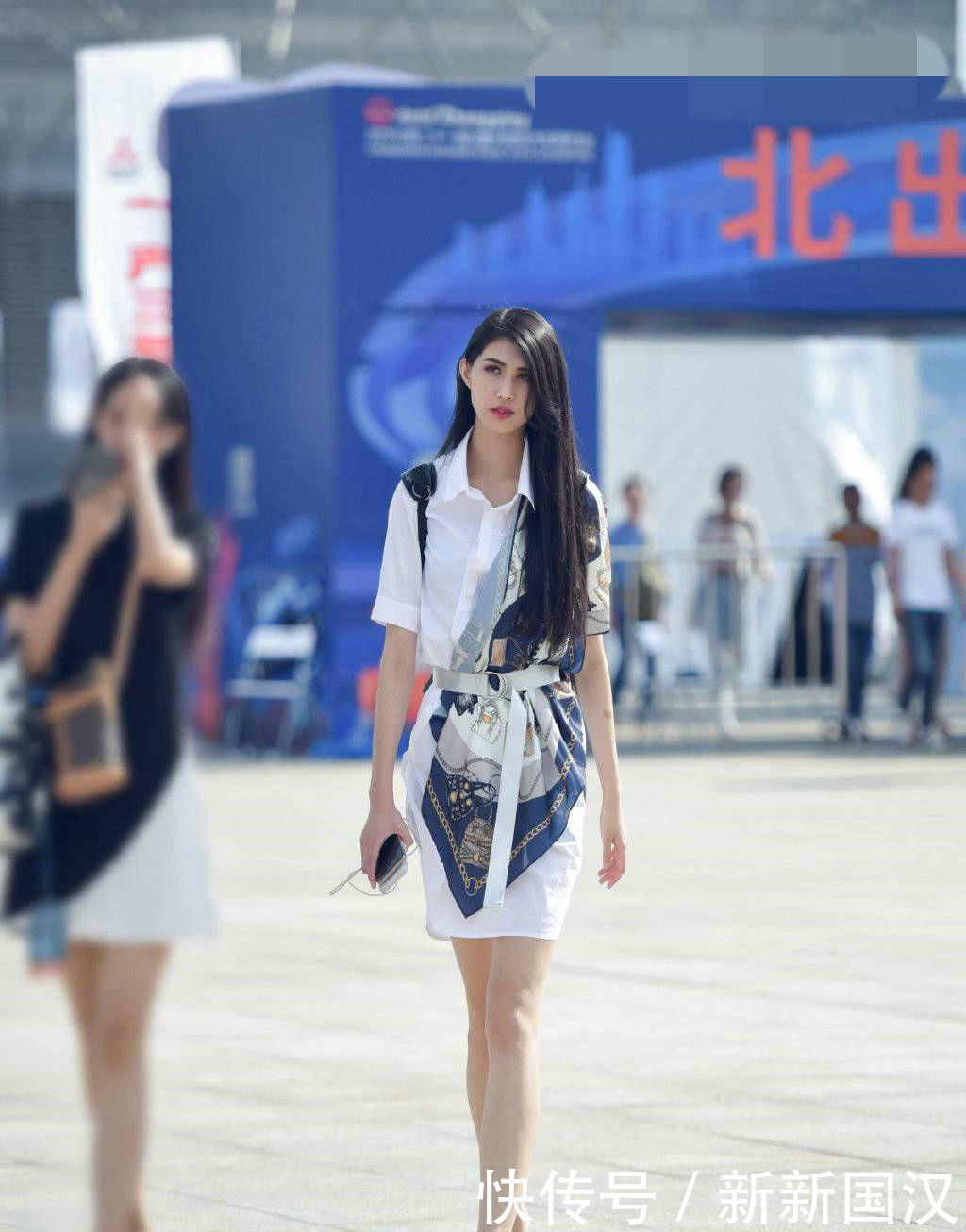 街拍女神时尚连衣裙舒适显身材，让小姐姐美的恰到好处