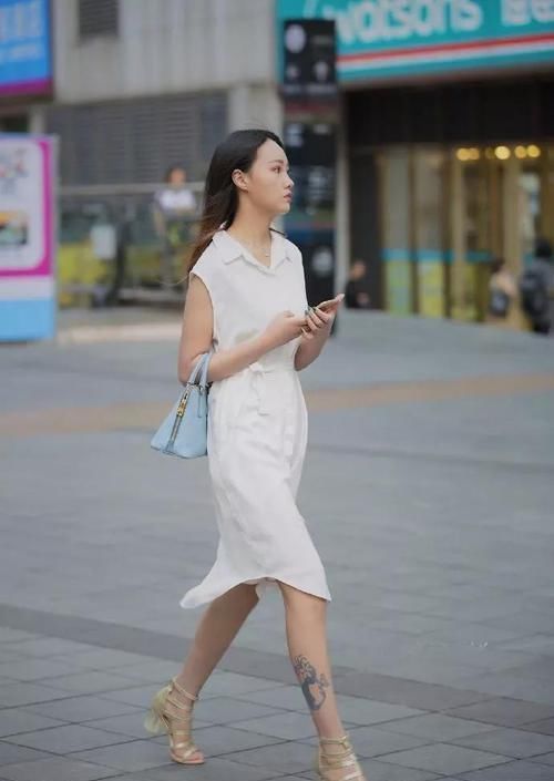 小姐姐牛仔裤搭配简单的短袖，衬托出温婉甜美气质