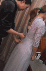 |搞笑GIF:美女身材太好烦恼,穿裙子都这么费劲!