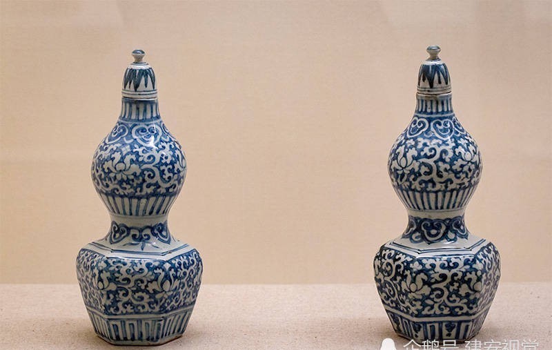 代景德镇|400年前的古人用千年不朽的青花瓷器制作墓志铭，居然还帮了自己的忙