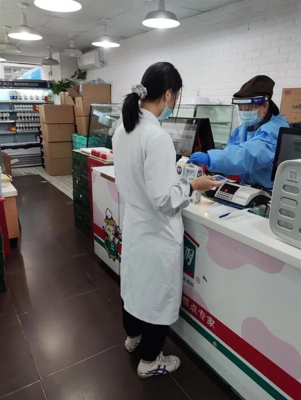 上海疫情中，华山医院有家面包店一天都没关门，店员最感动的时刻是……