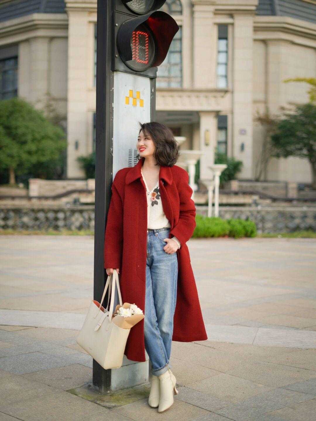 不过膝 降温了,红色大衣竟然这么气质,一看就离不开的穿搭,喜庆又显白