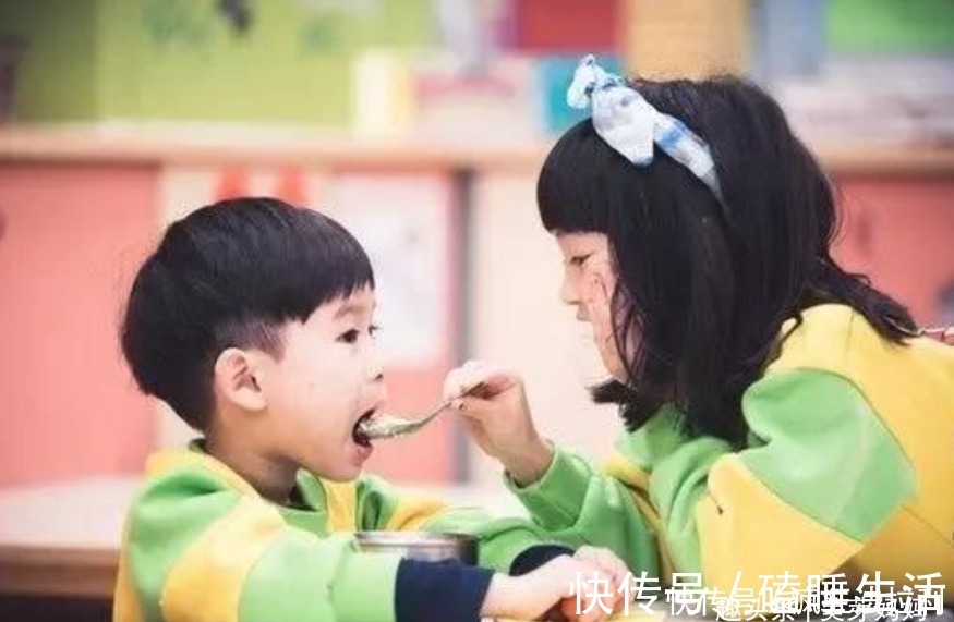 二胎|二胎的艰苦生活?妹妹被姐姐拿棍子监督,父母的教育方式引人深思