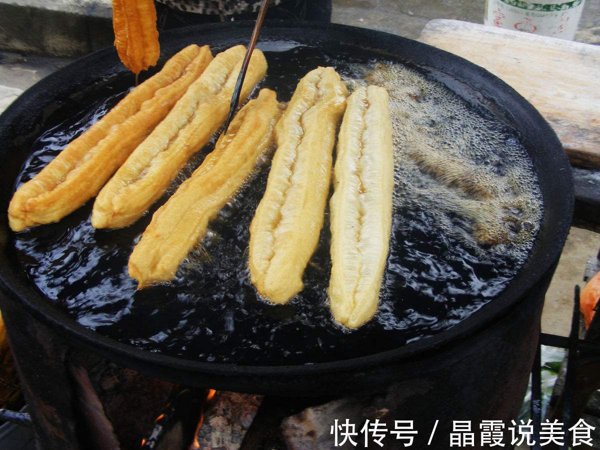 不用加明矾和泡打粉，这样炸油条更好吃，营养又易做