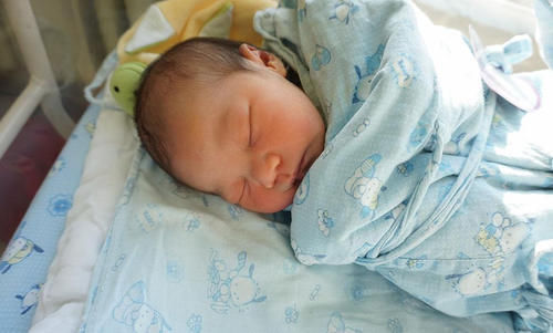 新生儿|新生儿太丑,爸爸一脸无奈,妈妈眼角含泪,货品一出概不退换