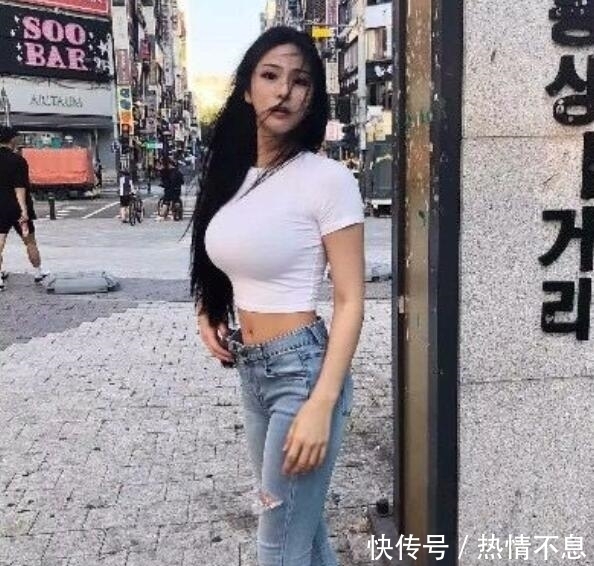 紧身|紧身牛仔裤:丰满有韵味的小姐姐,傲人身段,十分吸睛!