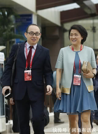 穿搭|潘石屹老婆罕露面,短发配蓝裙气场强大,两口子精英气质还真登对