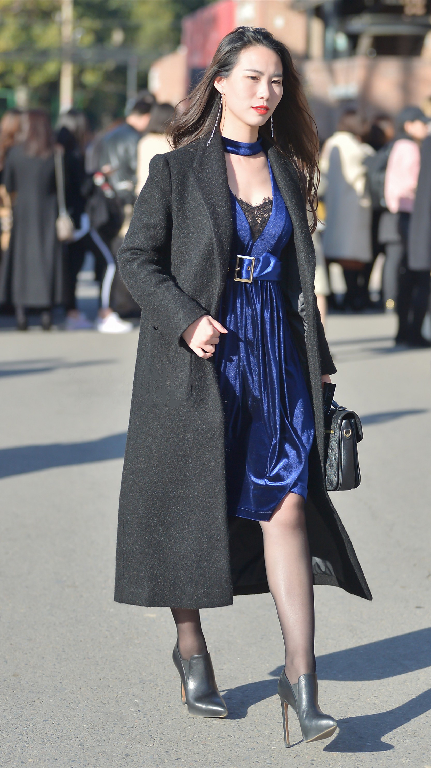 冬天穿连衣裙,搭配毛呢大衣和尖头细跟鞋,时髦保暖还显身材