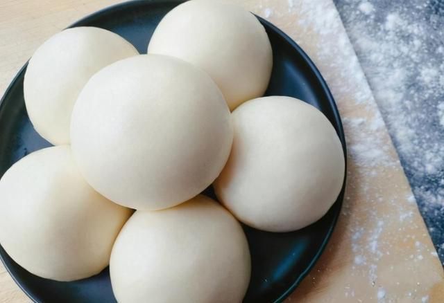 松软|馒头一凉就发硬?面点师傅教我3招,馒头松软香,放冷了也不硬