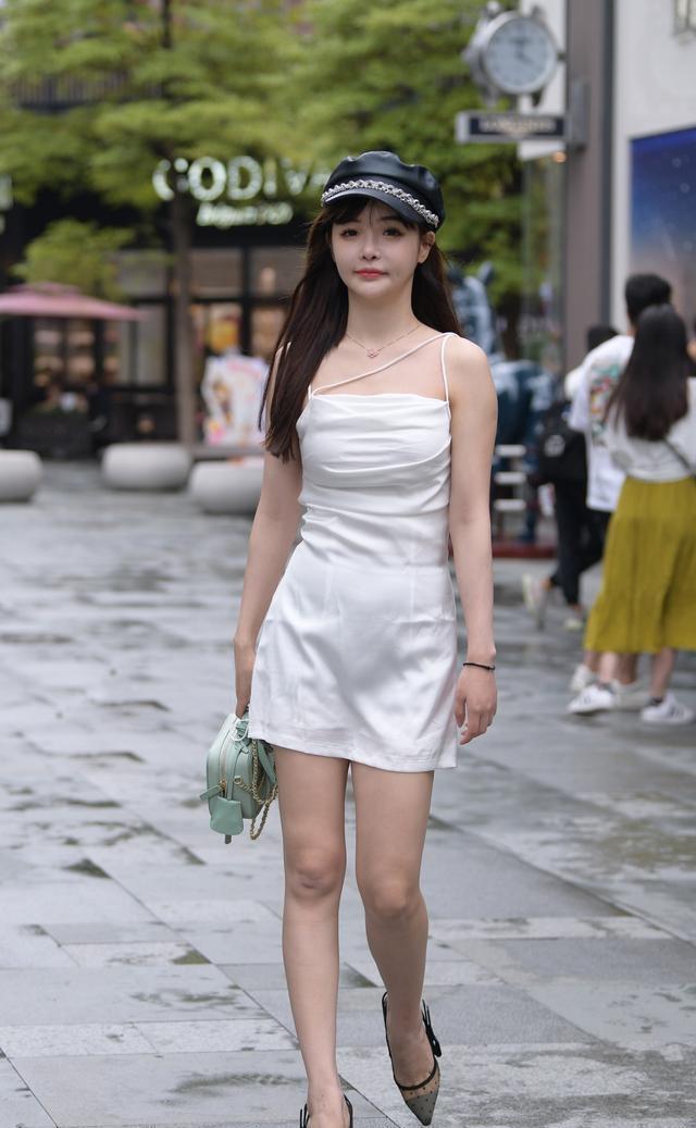 高贵优雅的连衣裙装扮更添清纯美感, 展现优雅动人的魅力