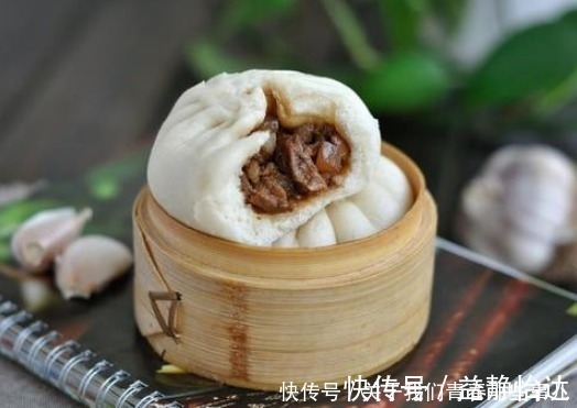 筋道|蒸包子时,和面多加1勺它,做好3点,保证膨松柔软,不死面不塌陷