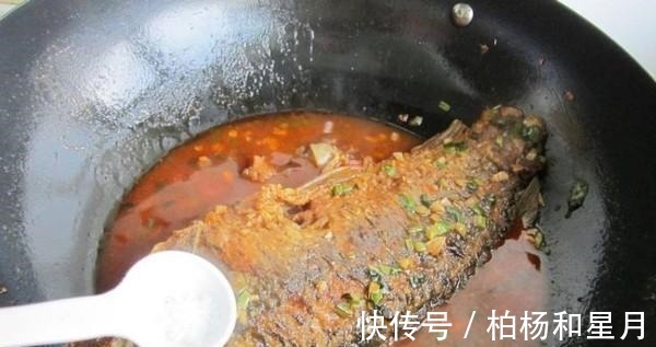 米饭|喉咙卡鱼刺怎么办别再喝醋、吞米饭了，教你一招轻松搞定！