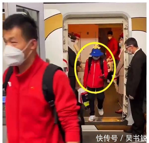 中国游泳队|全红婵安全回国!全程低头玩手机,向家人报平安,戴章鱼帽太可爱
