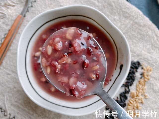 浸泡|黑米粥的正确做法,煮之前加一步,多加一种食材,比八宝粥还好喝
