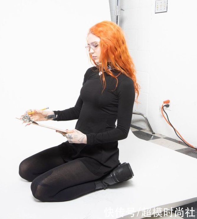 马斯克女友20分钟赚3900万！穿怪异昆虫装拍照，秀迷人锁骨