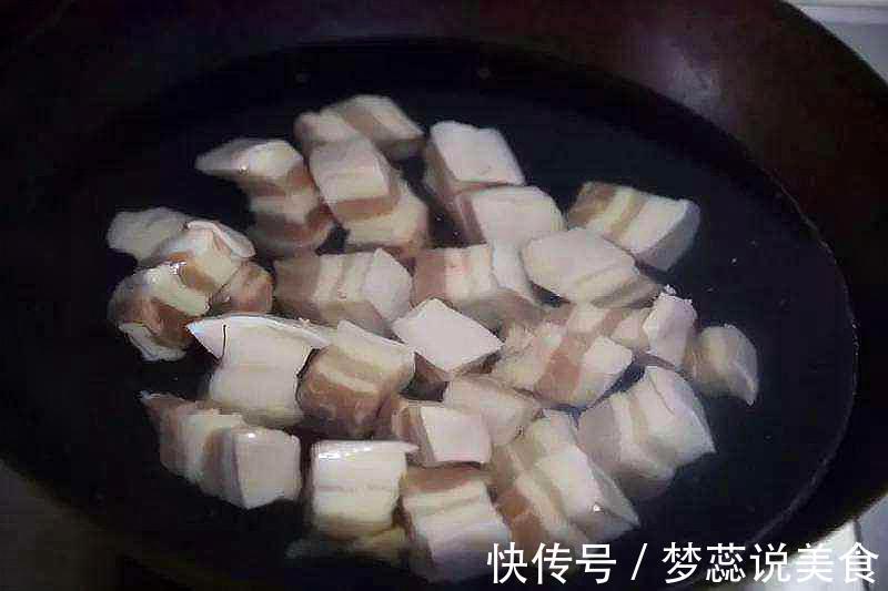 红烧肉一炒就硬别只会傻傻焯水!少了这1步,难怪又老又腥