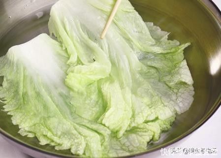 冬天的白菜别只会炖，教你一道宴客菜，造型好看，脆嫩爽口