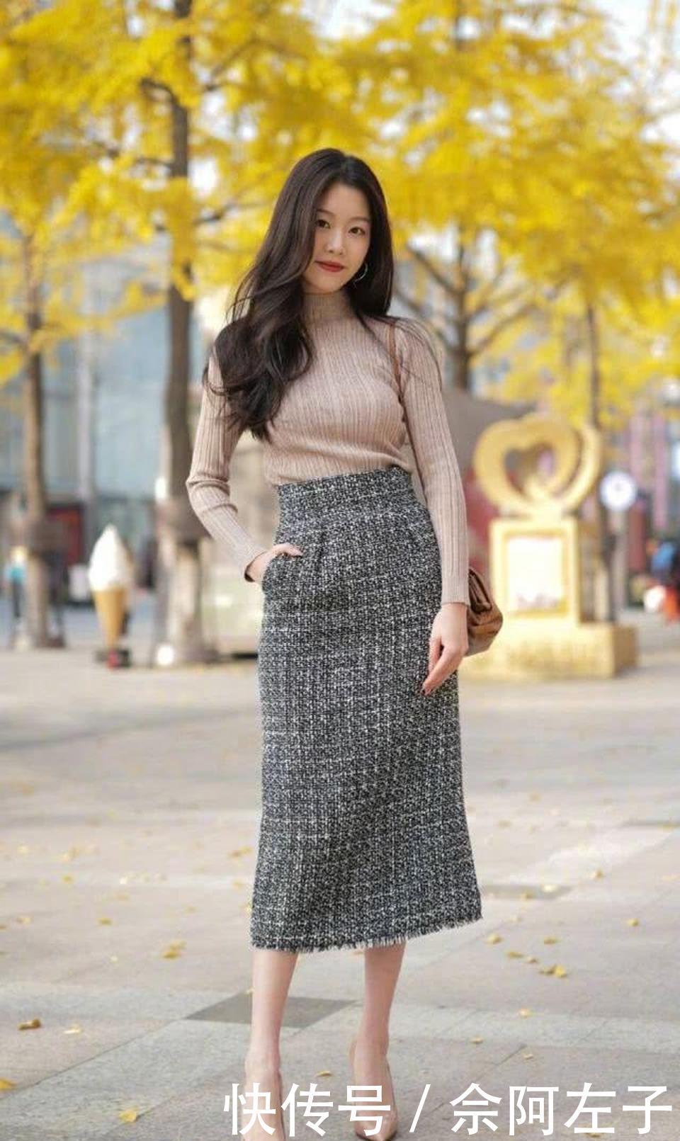 路人街拍,灰色的高腰裙搭配针织衫,十分动人