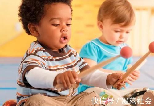 乐乐|女孩霸占他人玩具,奶奶一番话三观尽毁,现在家长教育娃都这样?