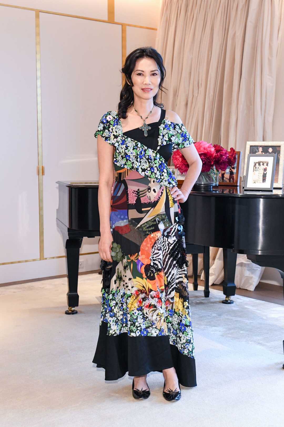 邓文迪真厉害!穿一件印花旗袍亮相,展现自己窈窕的身段,真吸睛